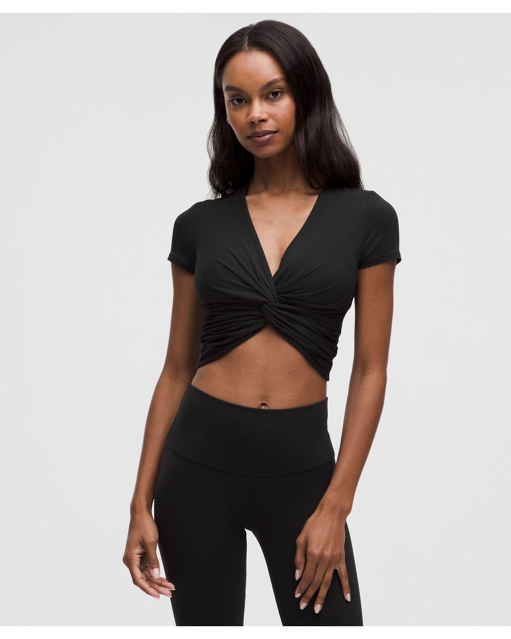 Lululemon アシンメトリック クロップトップ ブラック lululemon Modal-Silk Twist-Front Cropped T-Shirt in Black | Lyst