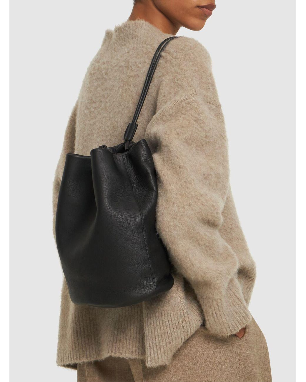 THE ROW Joe ミディアム レザー バックパック ブラック Joe Backpack Black in Leather – The Row