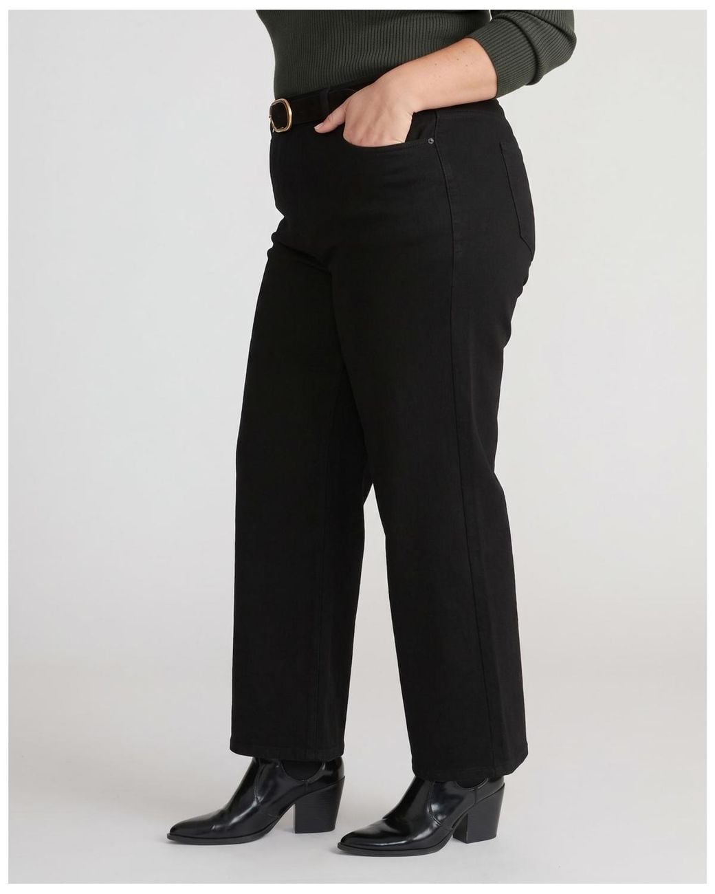 UNIVERSAL STANDARD Roxy Relaxed Bootcut Jeans in Black | Lyst