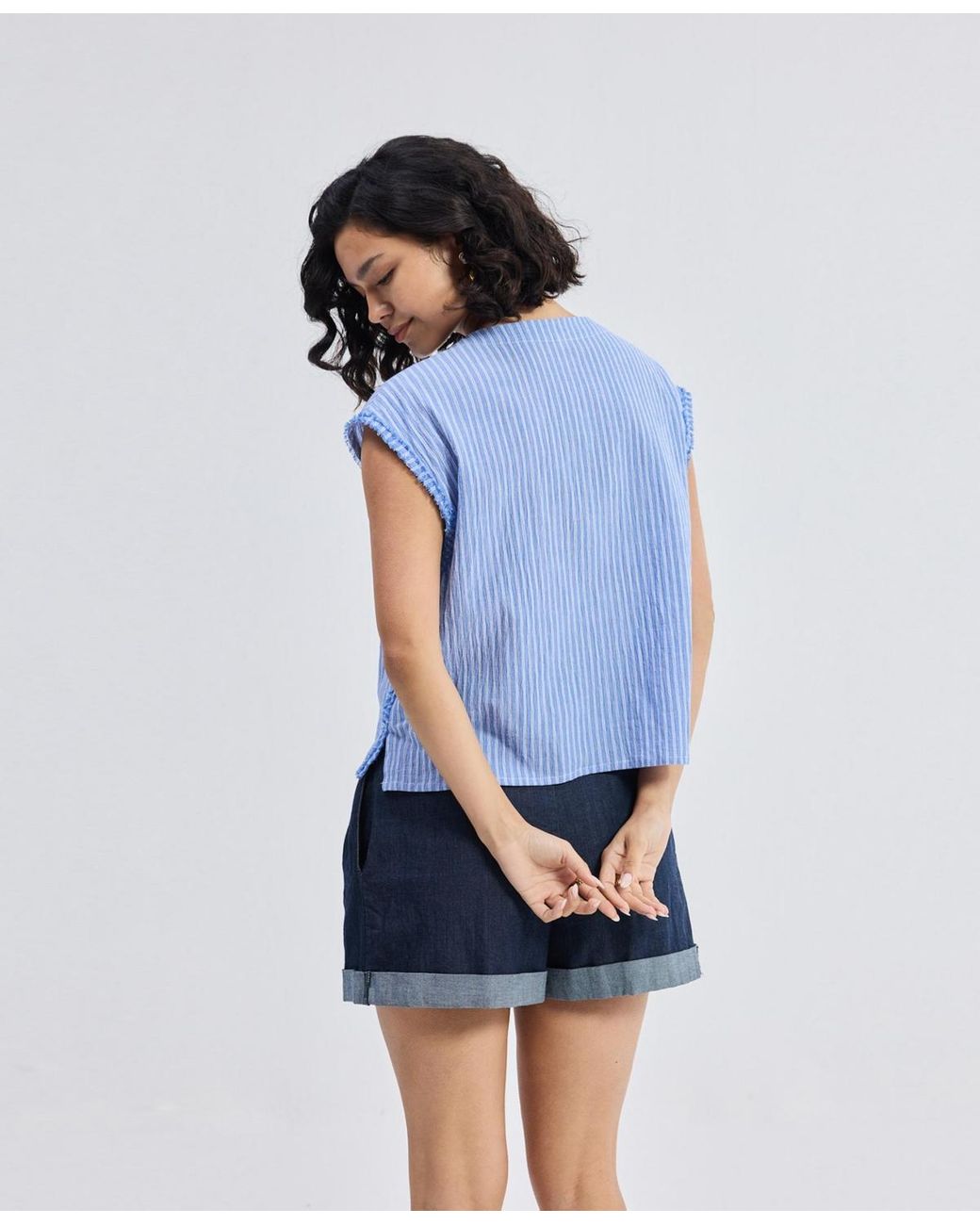 REISTOR Blue Boxy V-neck Top