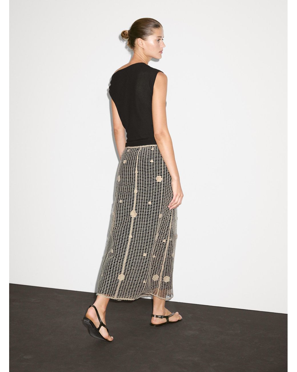 【Massimo Dutti】Midi skirt with contrast embroidery Flowing midi skirt with embroidered detail · Russet · Smart