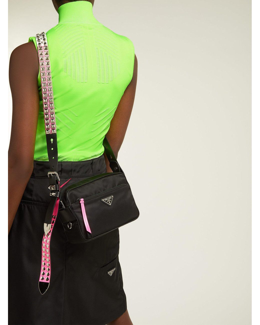 Sac porté épaule en nylon clouté New Vela Synthétique Prada en coloris Noir  | Lyst