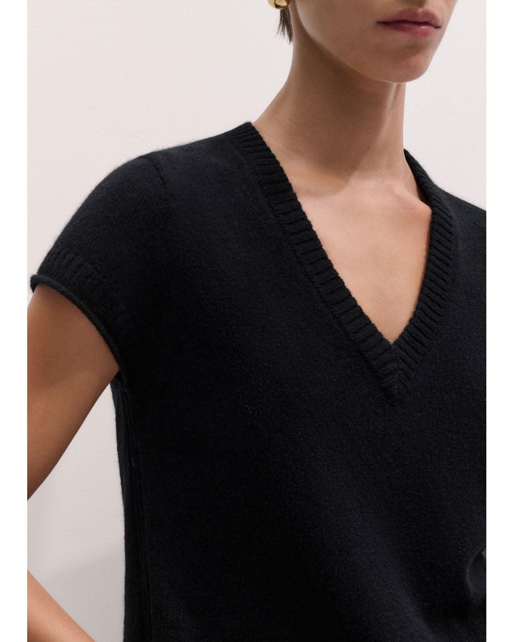 ME+EM Black Cashmere V-Neck Shrunken Baby Tee