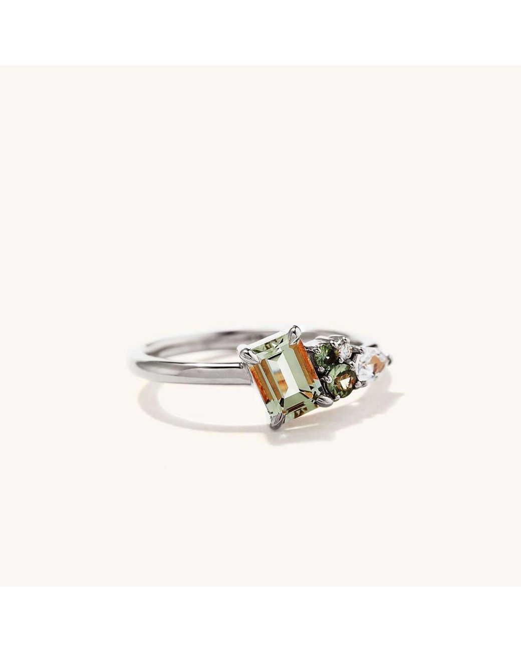 MEJURI Italic Cluster Ring Green White Gold in Metallic Lyst