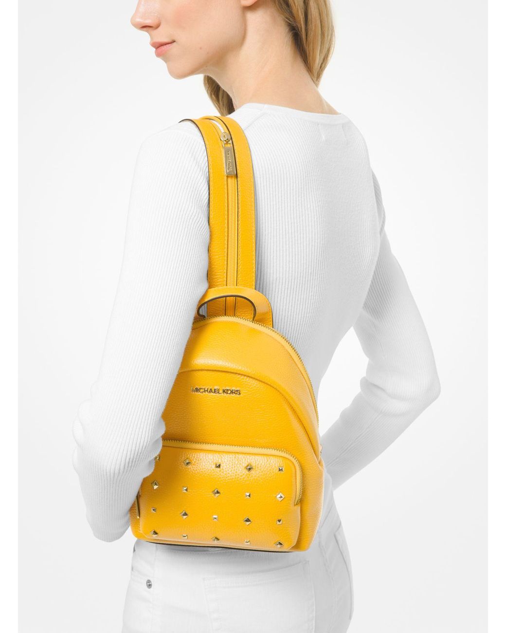 Michael Kors Zaino convertibile Erin piccolo in pelle con borchie da donna  di colore giallo