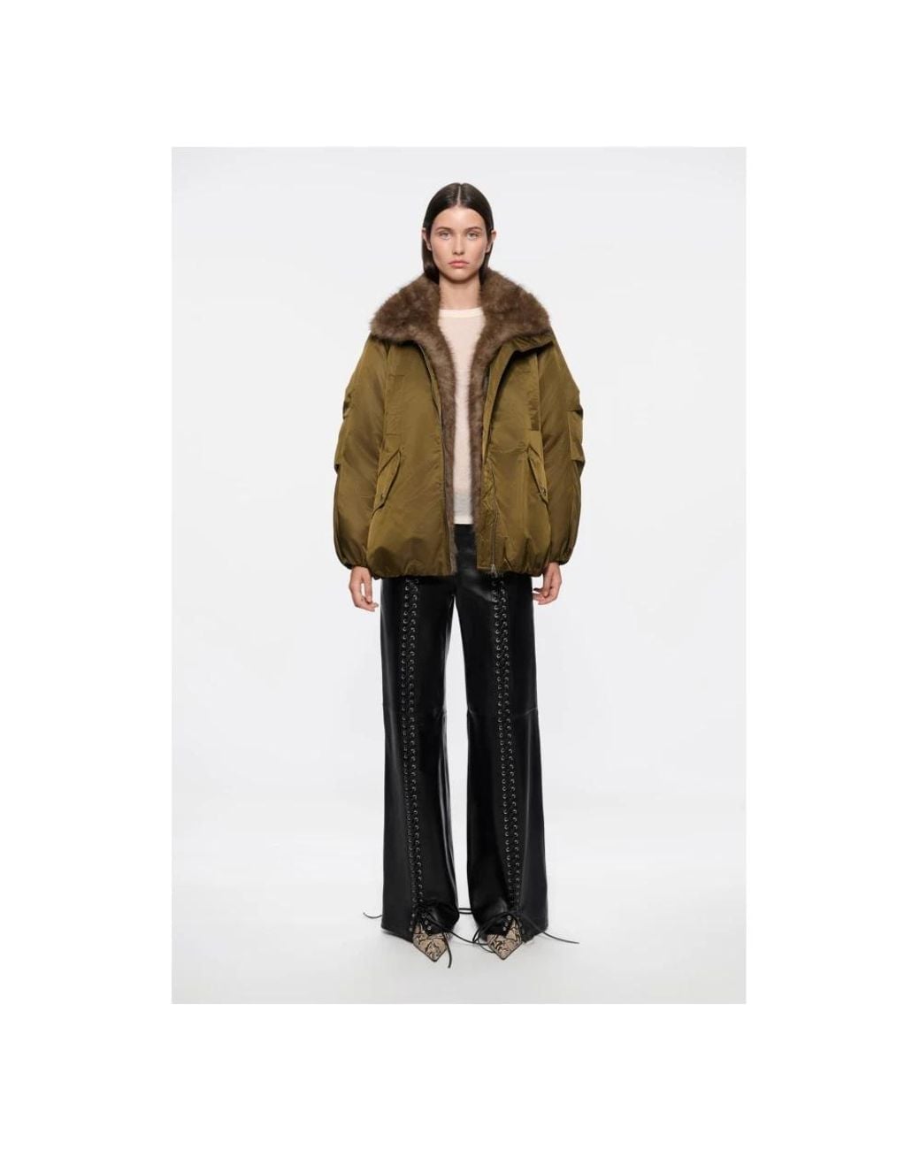 Light Jackets di Stand Studio in Green
