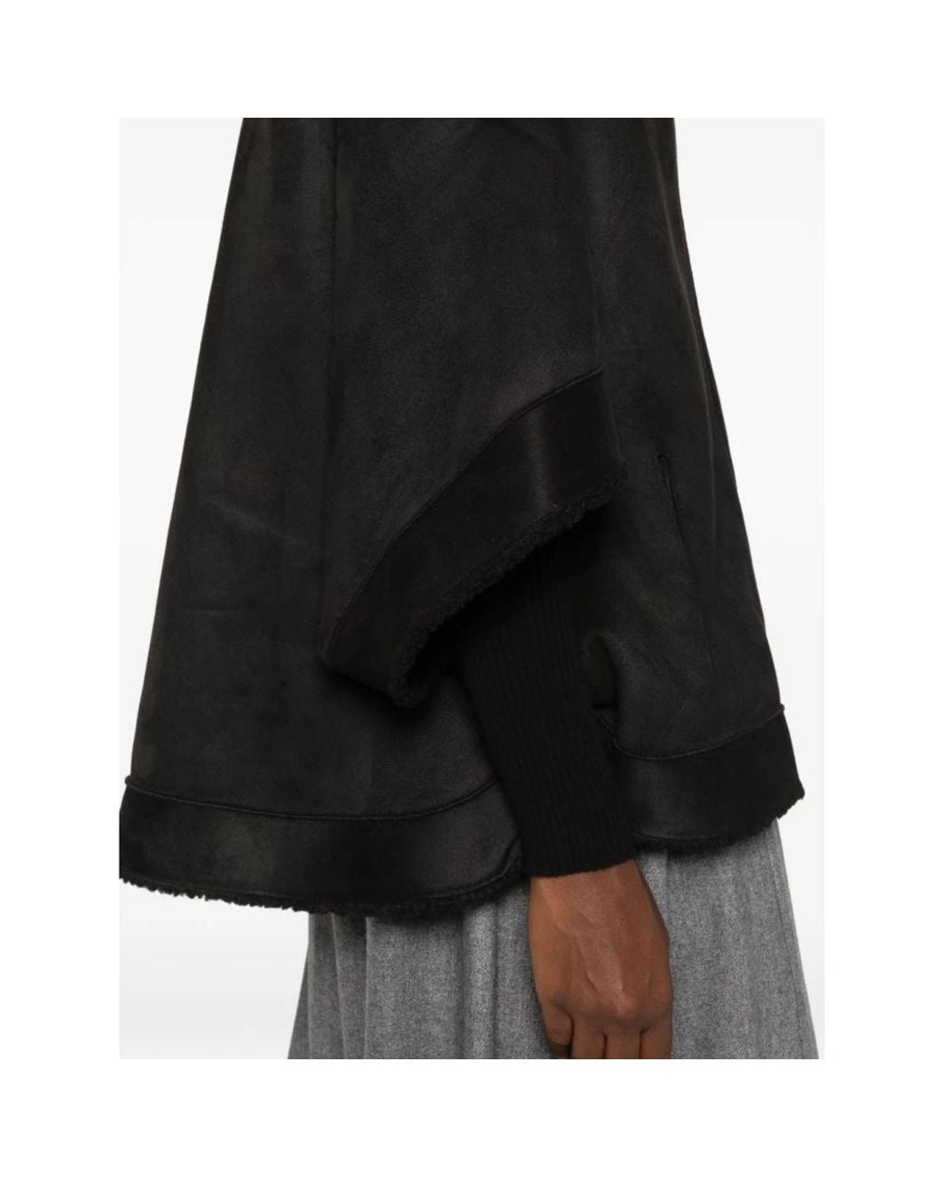 Capes di Betta Corradi in Black