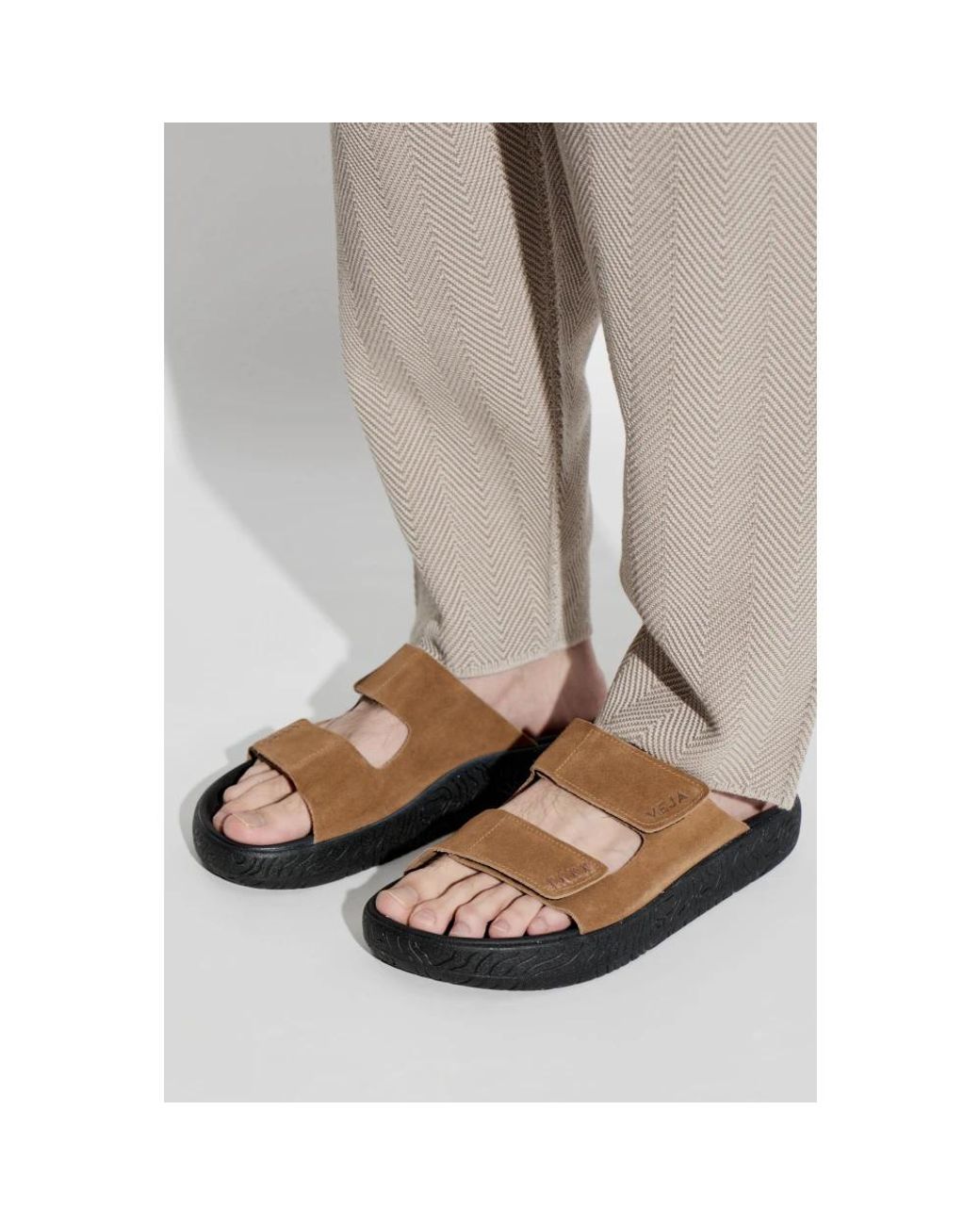 Sliders Veja pour homme en coloris Brown