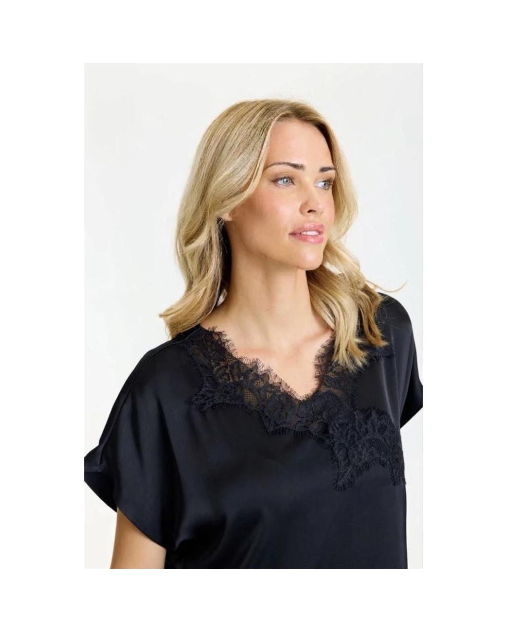 Blouses iN FRONT de color Black