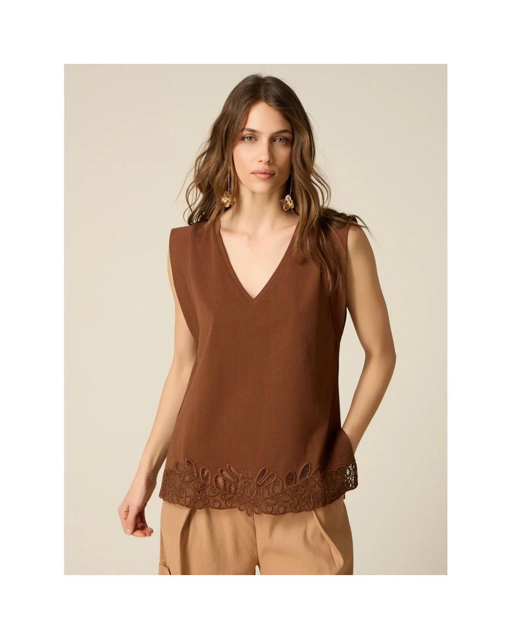 Sleeveless Tops Oltre de color Brown
