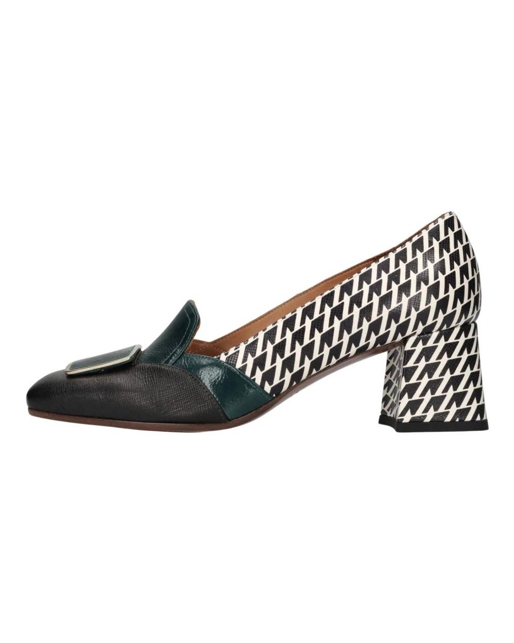 Loafers Chie Mihara en coloris Black