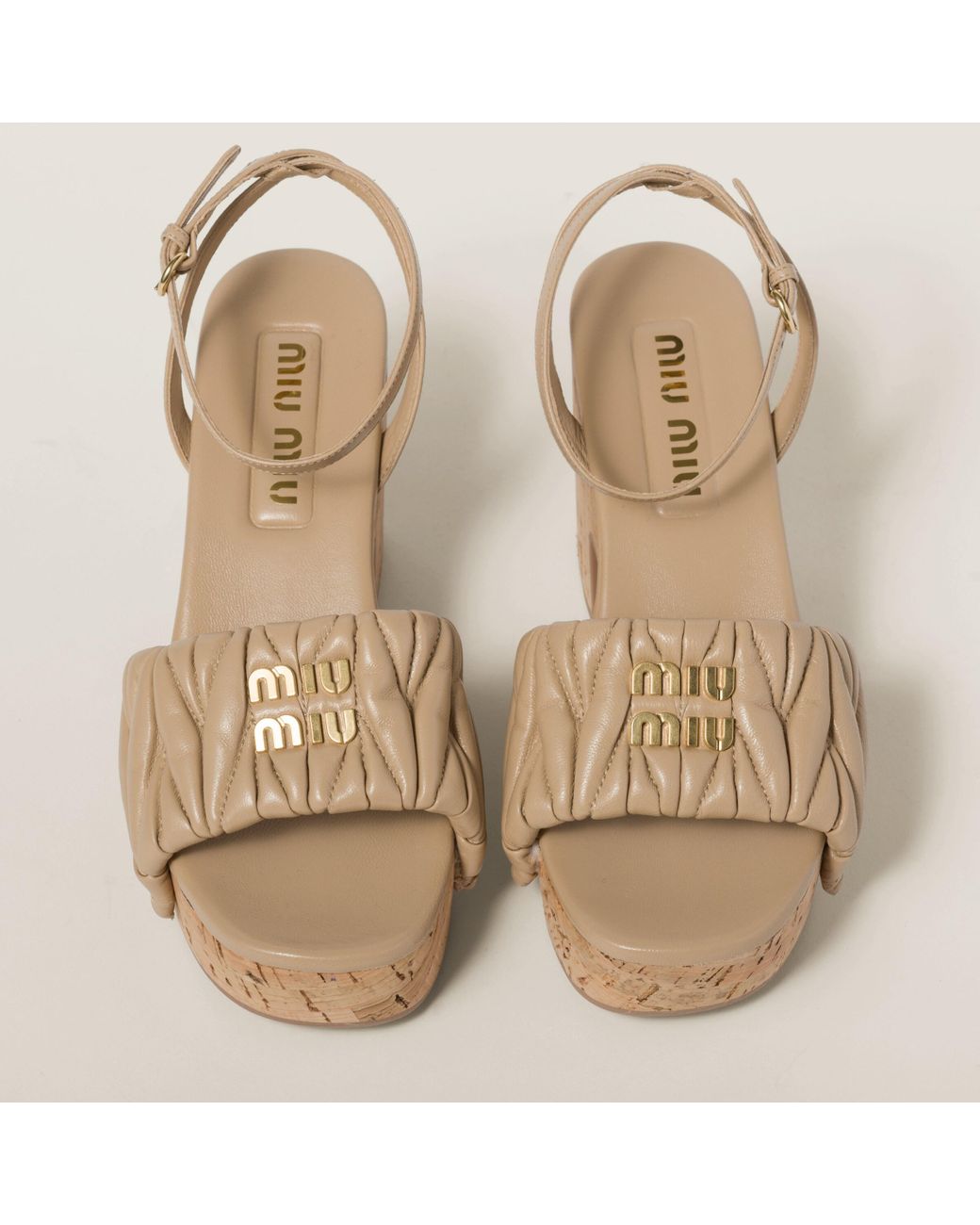 サンダル・ミュール MiuMiu | Matelasse nappa leather cork heel sandals 5XZ482 Miu Miu Matelassé Nappa Leather Cork Heel Sandals in