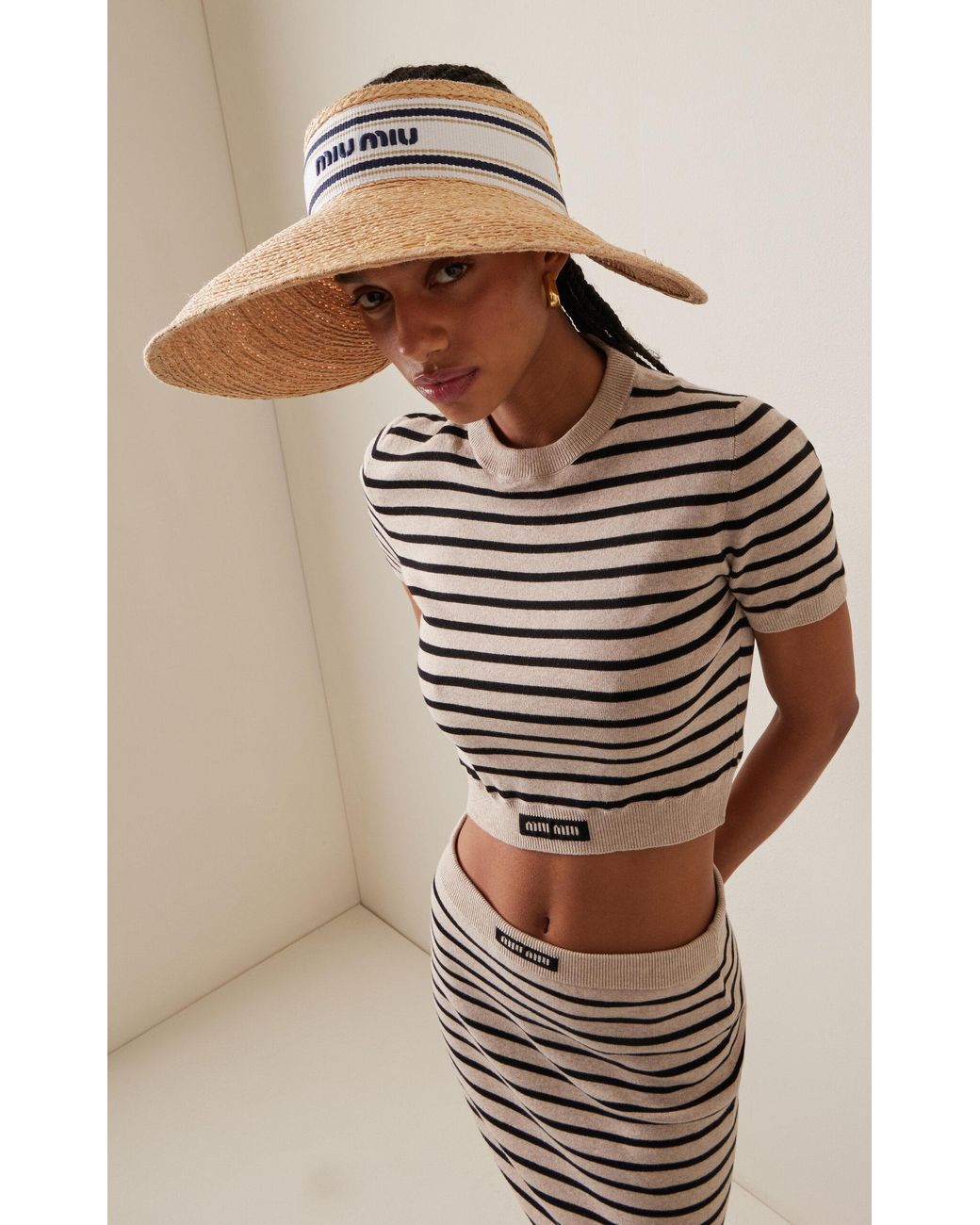 【MIU MIU】RAFFIA-EFFECT FABRIC VISOR Tan/white Raffia-effect Fabric Visor | Miu Miu