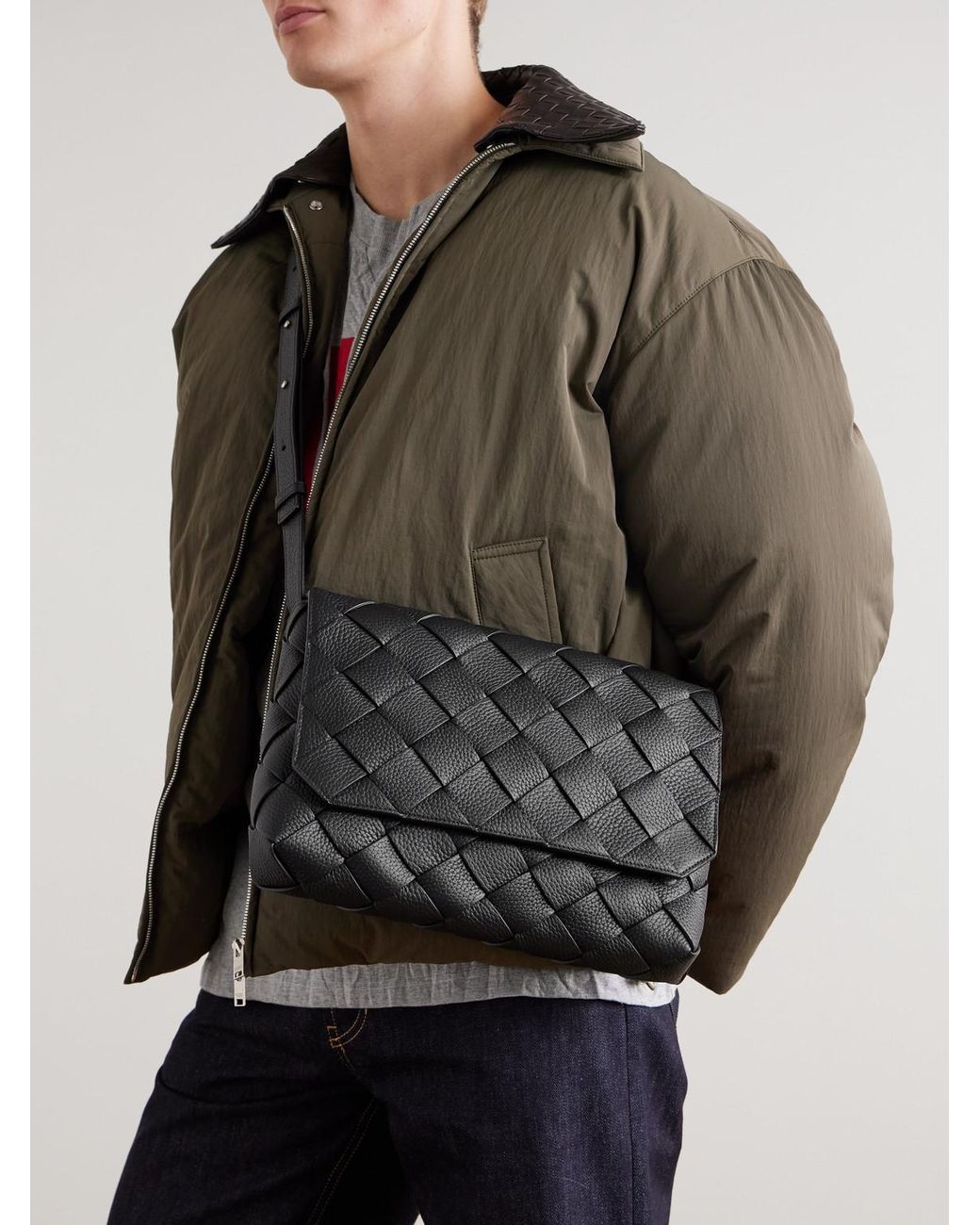 Bottega Veneta Large Diago Intrecciato Full-Grain Leather Messenger Bag in Black für Herren