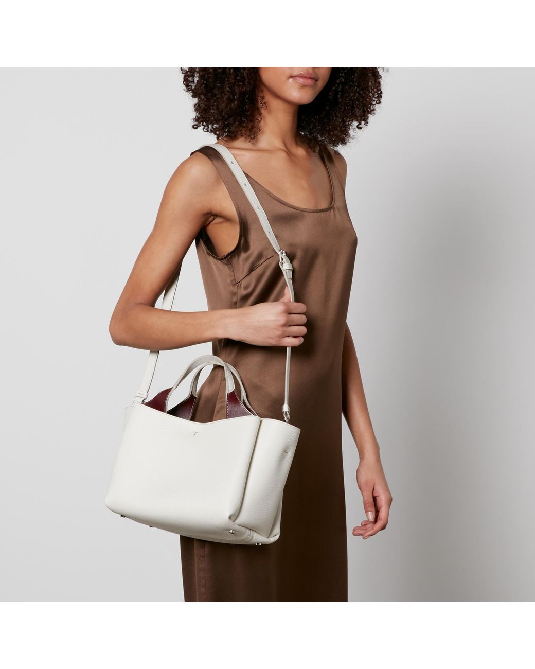 【関税＆送料込み】Tod'S 'Apa' White Leather Bag XBWAPAF9300QRI9P09-01.jpg