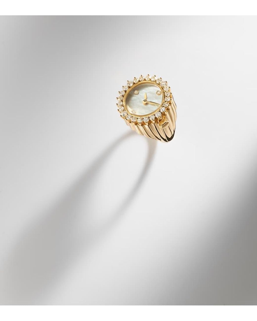 Yvonne Léon Metallic Ring L'Horloge Aus 18Kt Gelbgold (750/1000) Mit Perlmutt Und Diamanten