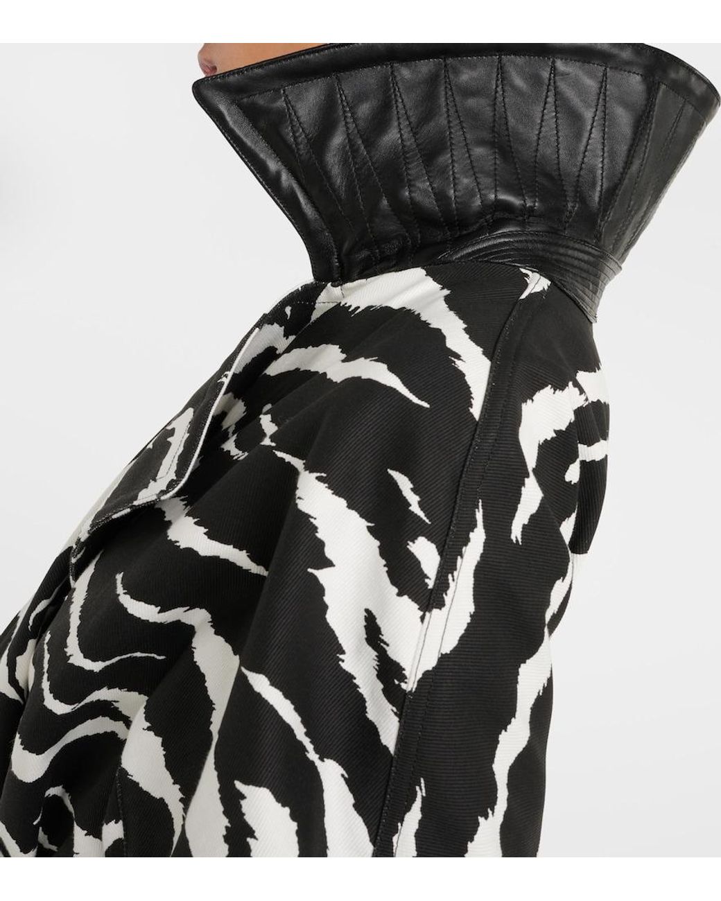 Trench De Denim Con Estampado De Cebra Alaïa de color Black