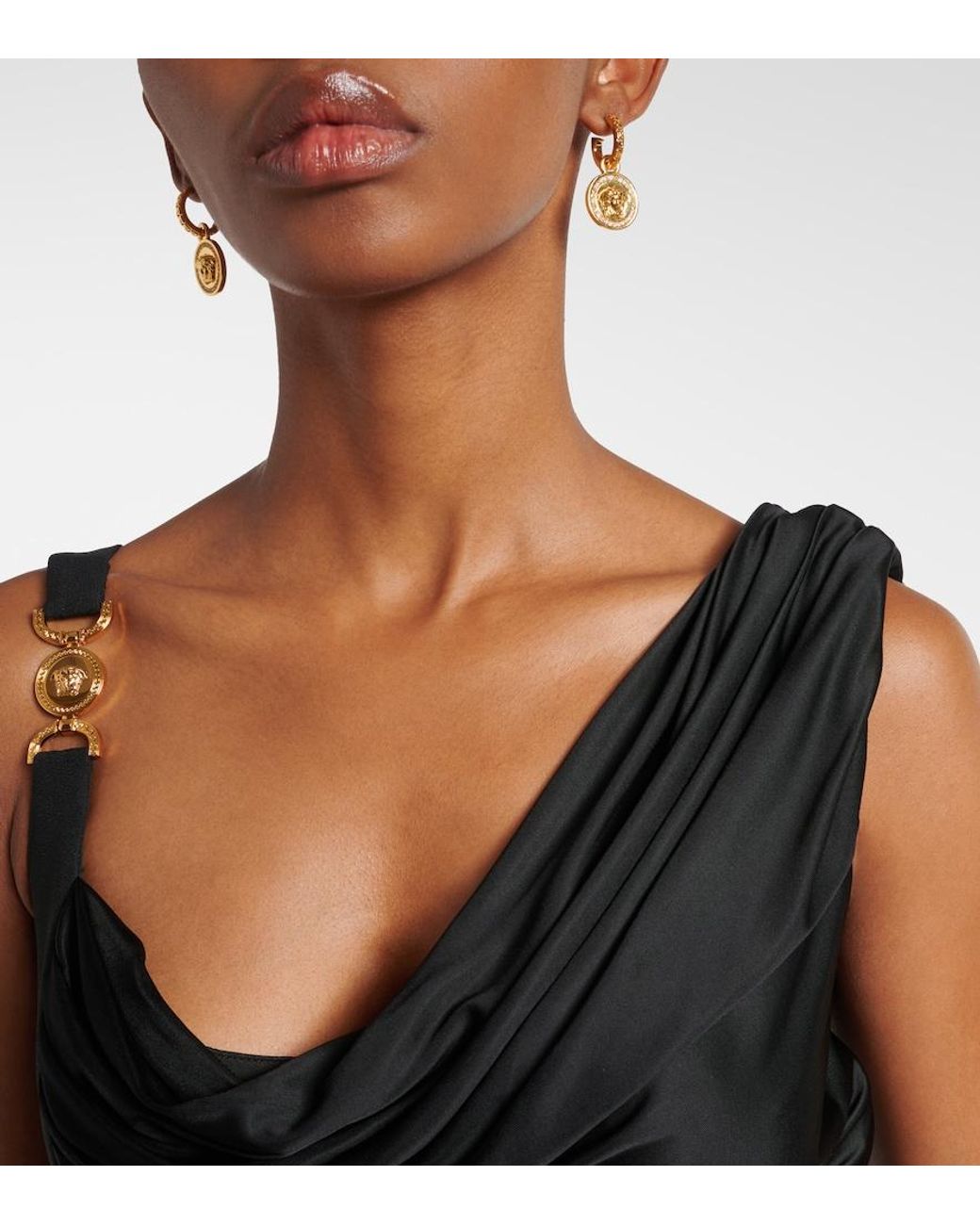 Orecchini Metal Strass di Versace in Metallic