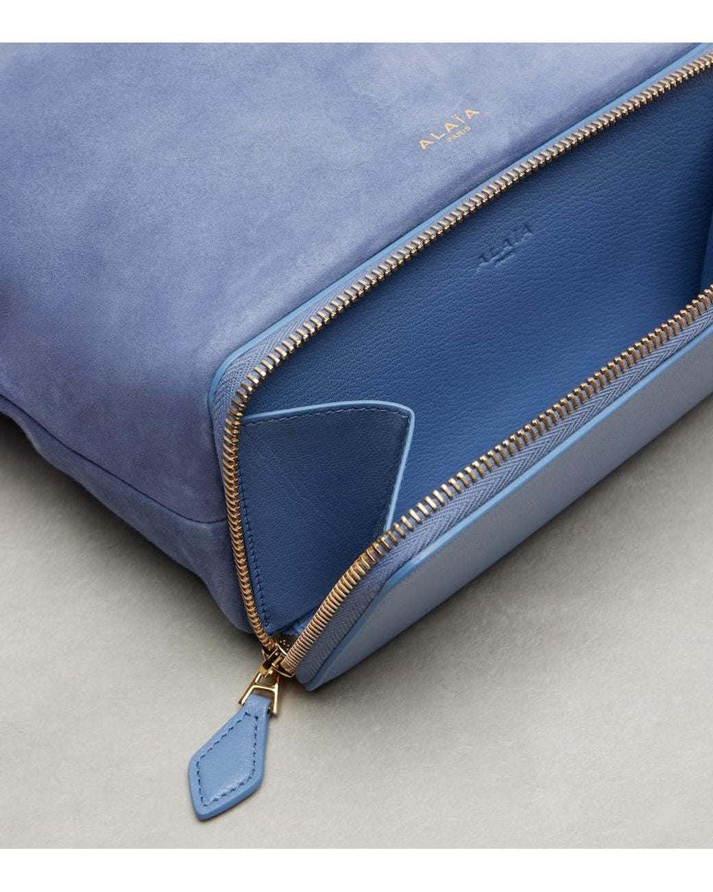 Alaïa Blue Bucket Bag Le Pochon Aus Veloursleder