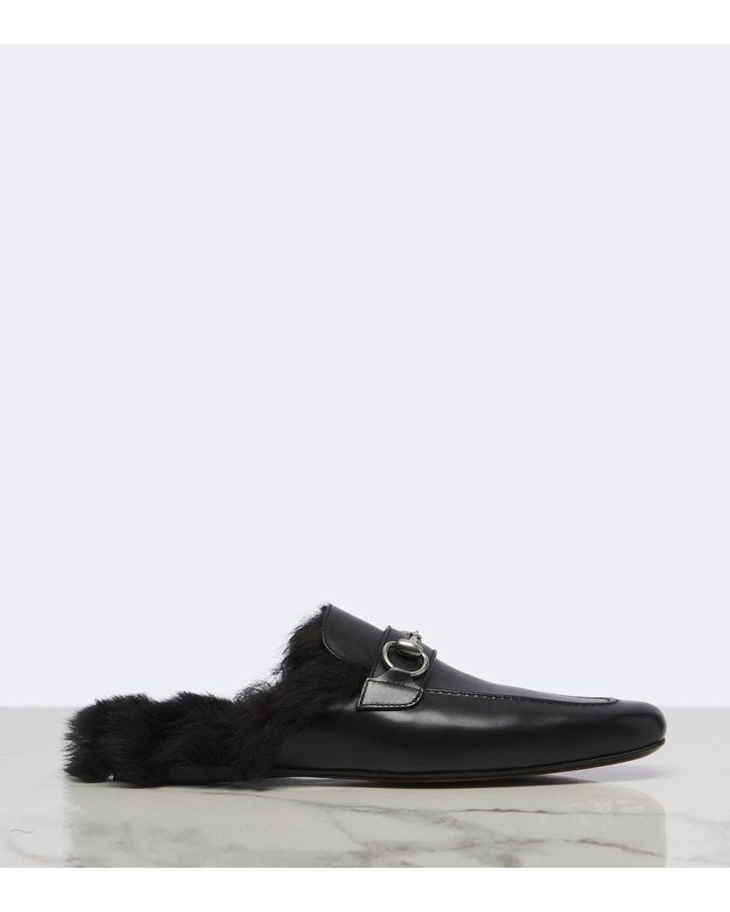 Mules Larindo De Piel Con Borrego Y Horsebit Gucci de color Black