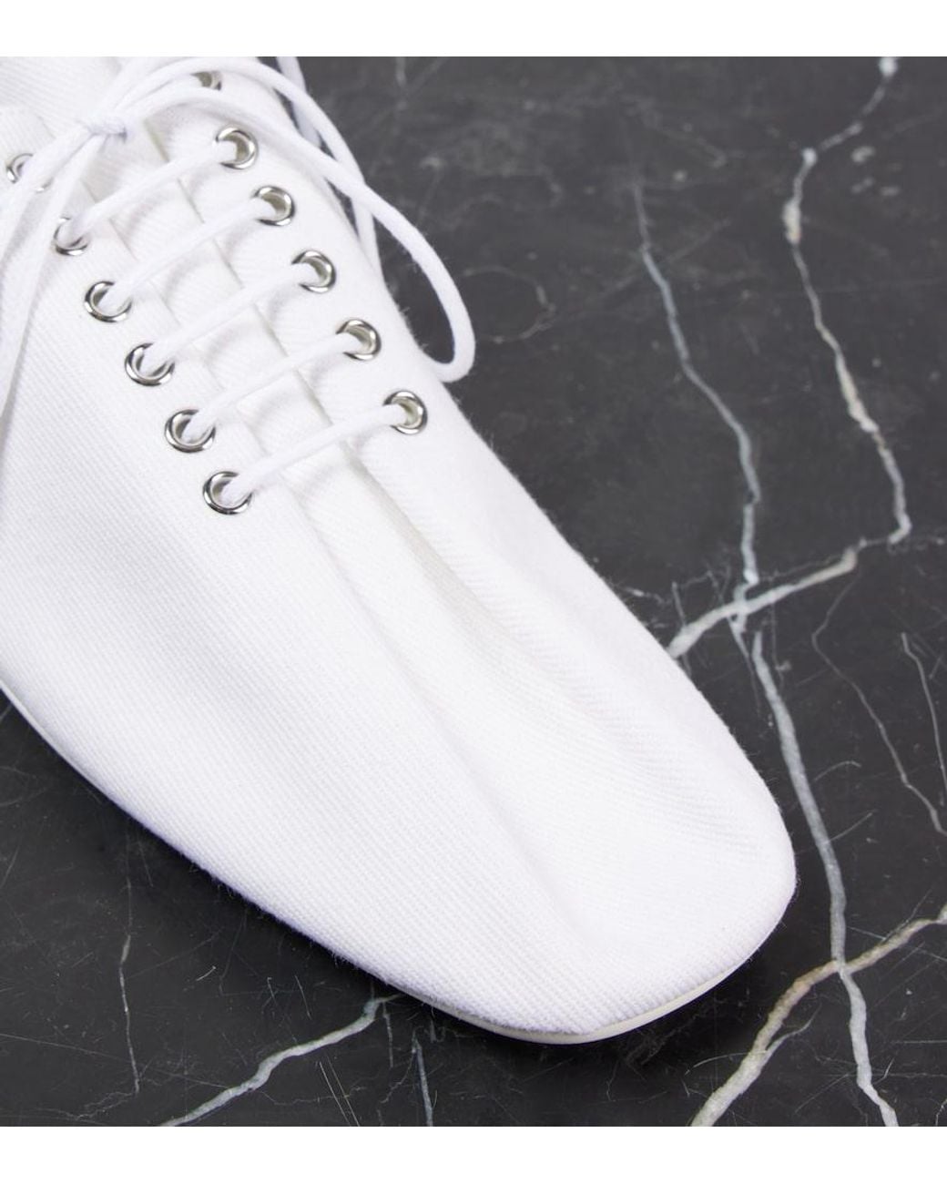 Ballerine Stringate di Totême in White