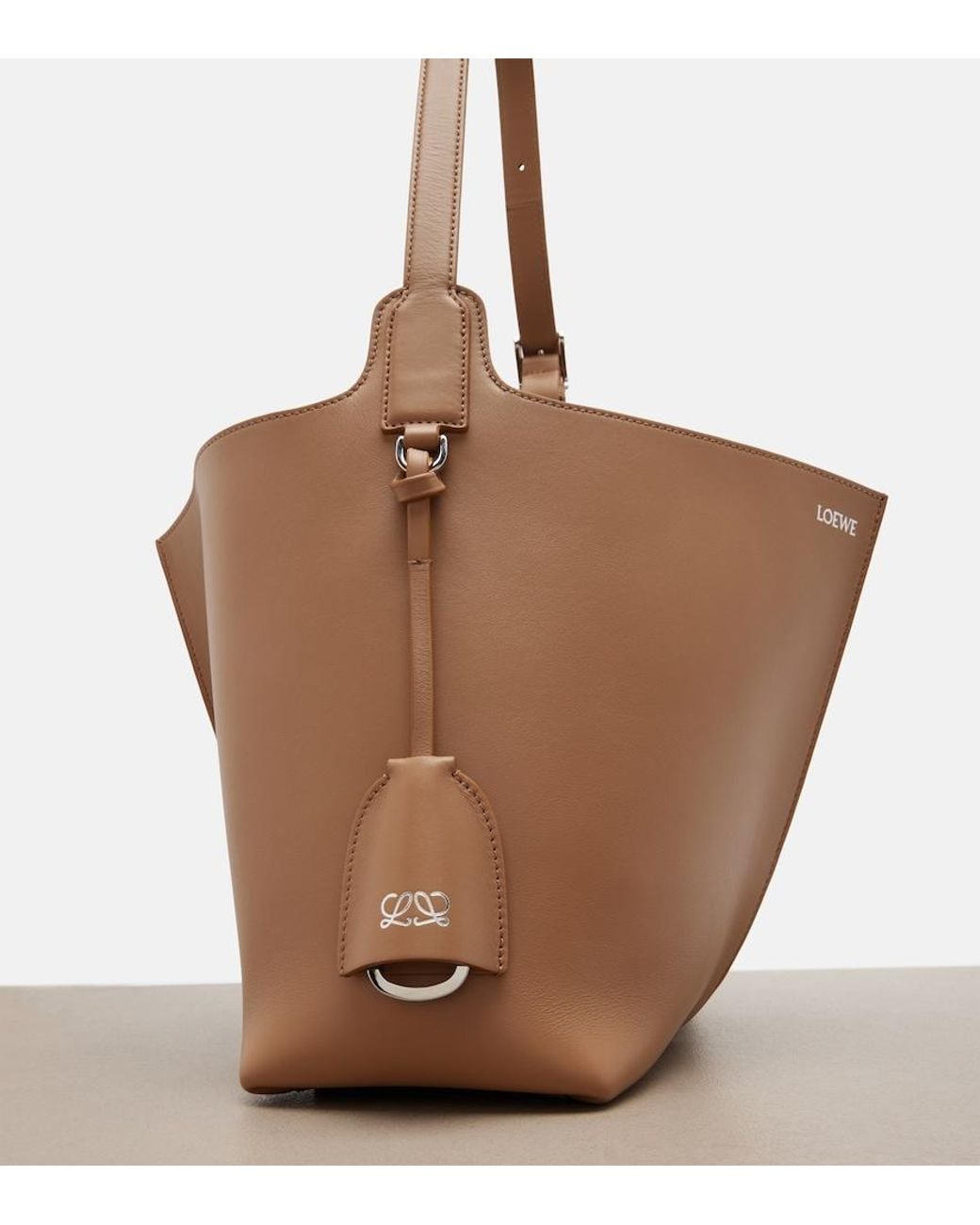Secchiello Bilbao Medium di Loewe in Brown