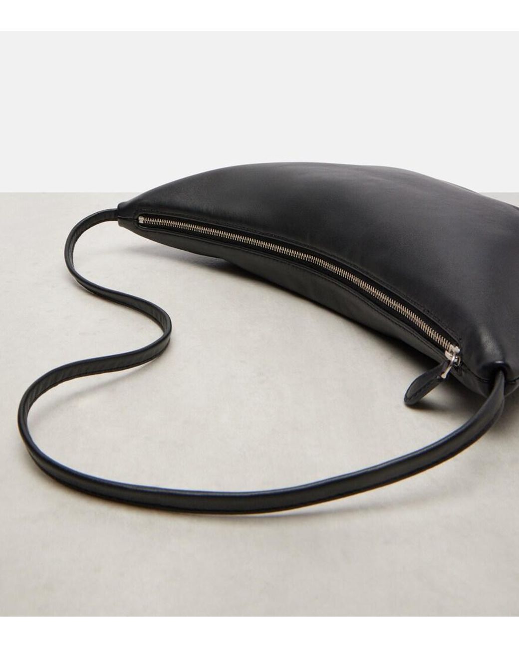 The Row Black Schultertasche Izzy Aus Leder