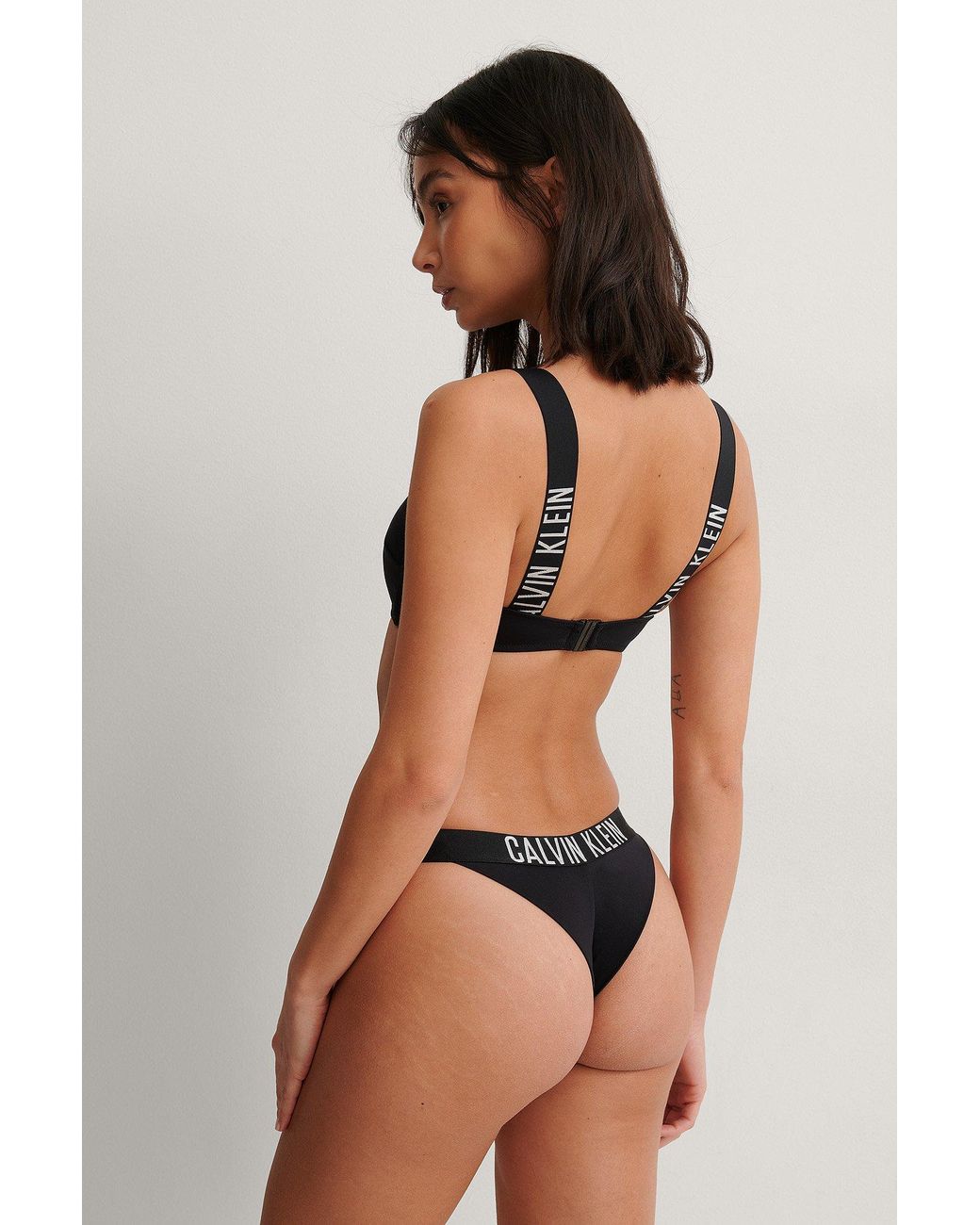 Femme Vêtements Articles de plage et maillots de bain Bikinis et maillots de bain Haut de maillot plage Synthétique Calvin Klein en coloris Noir 