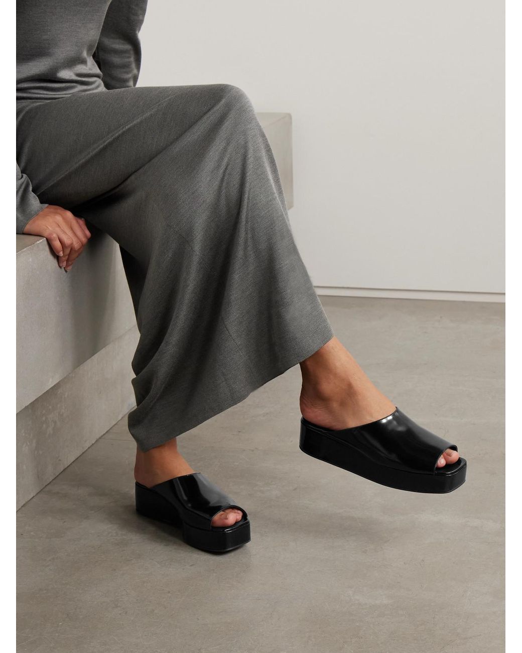 【THE ROW】Emi グロスレザー プラットフォームスライド The Row Emi Glossed-Leather Platform Slides in Black | Lyst