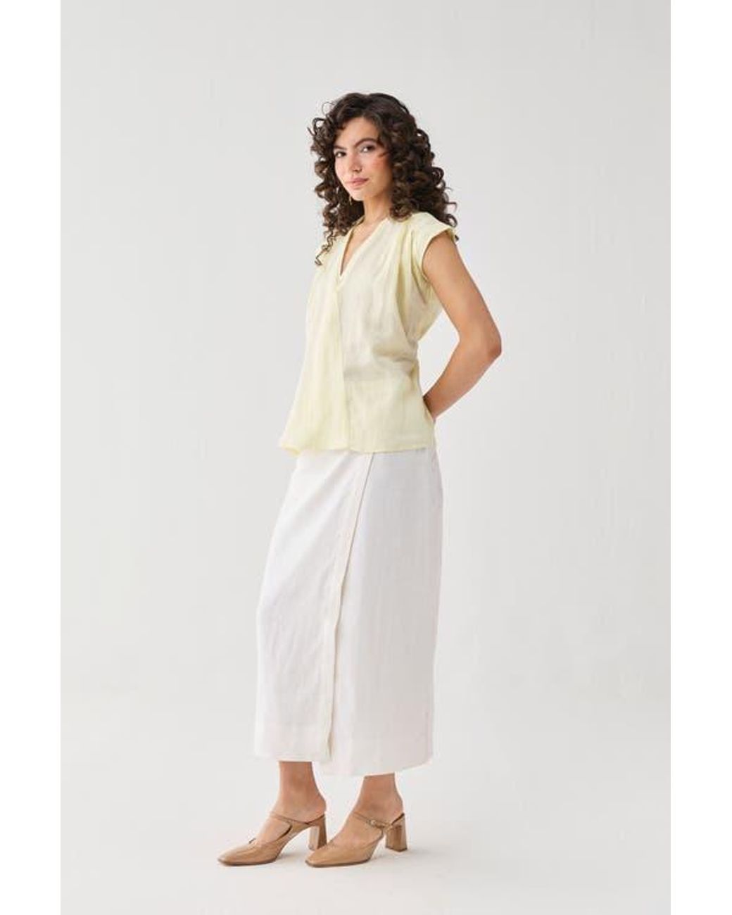 REISTOR White V-Neck Overlap Top