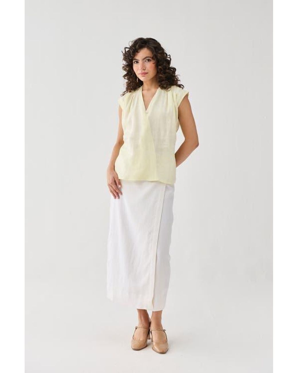 REISTOR White V-Neck Overlap Top