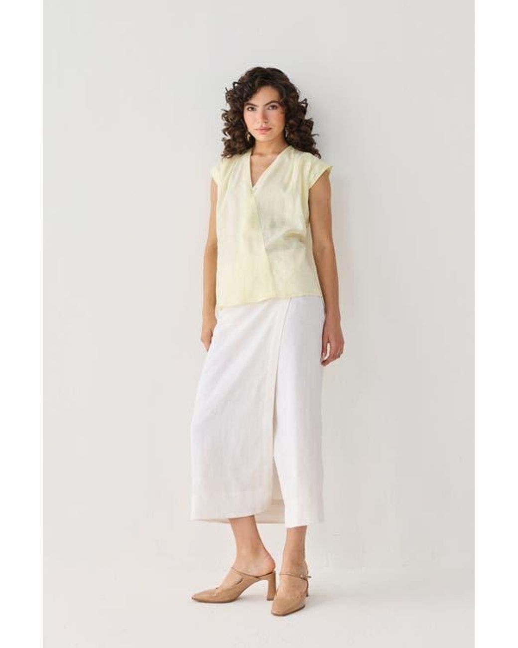 REISTOR White V-Neck Overlap Top