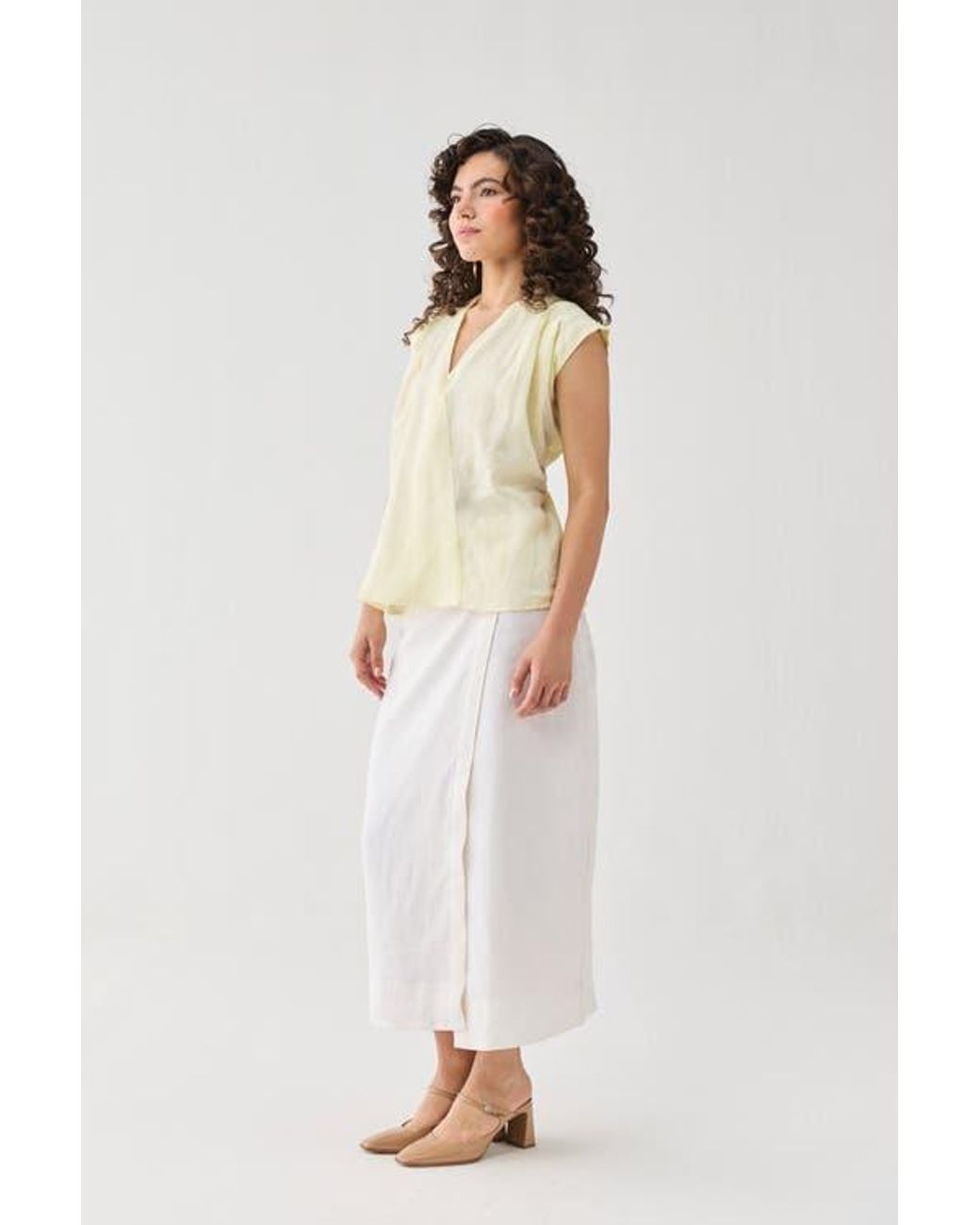 REISTOR White V-Neck Overlap Top