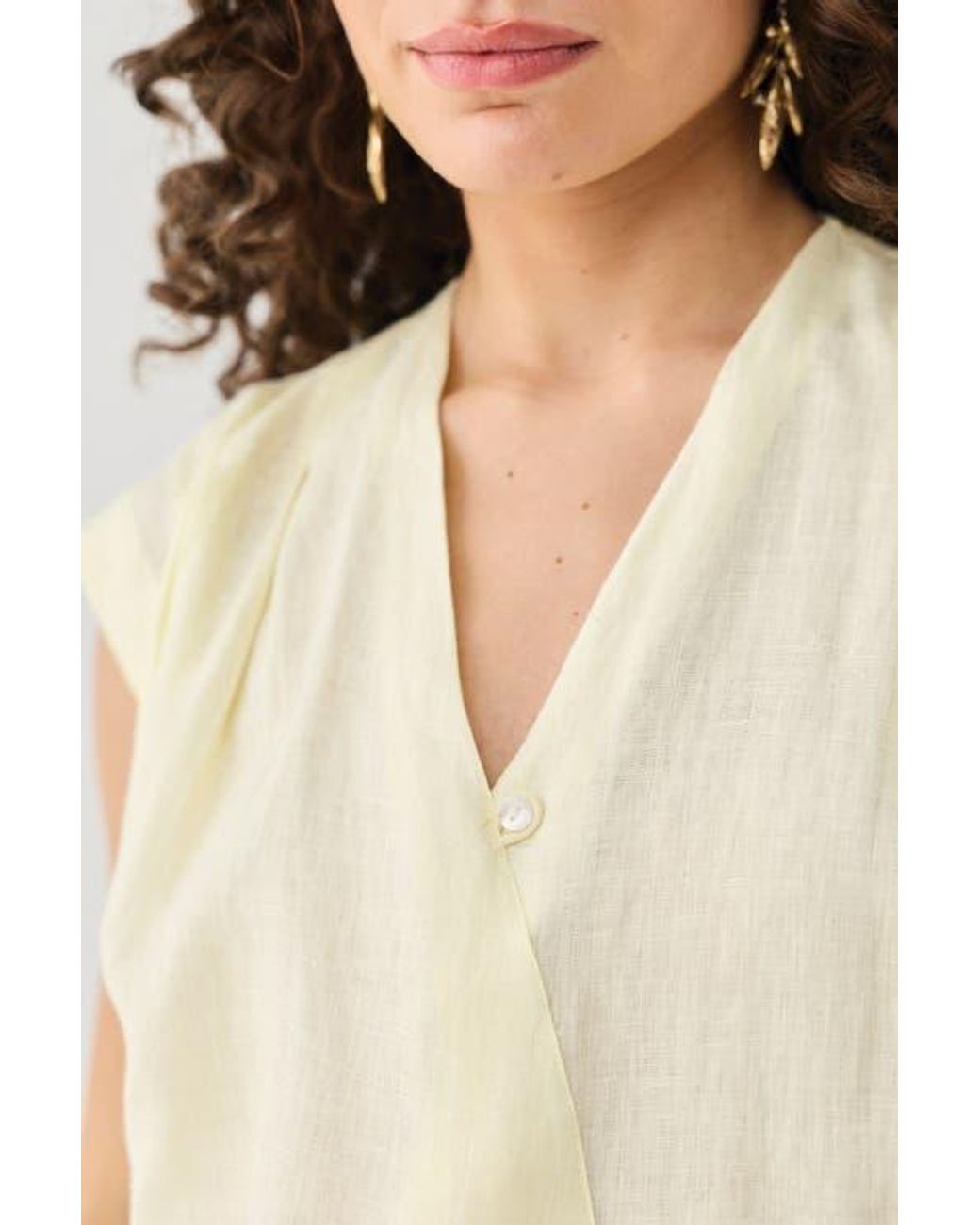 REISTOR White V-Neck Overlap Top