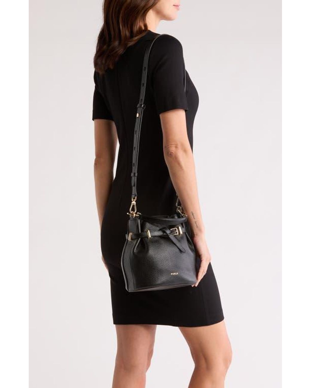 ◆超美品◆FURLA Aura mini ブラック/黒 Furla Aura Mini Drawstring Leather Bucket Bag in Black | Lyst