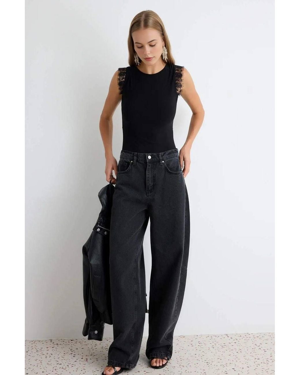 WOVCOR Black Crew Neck Sleeveless Fitted Body
