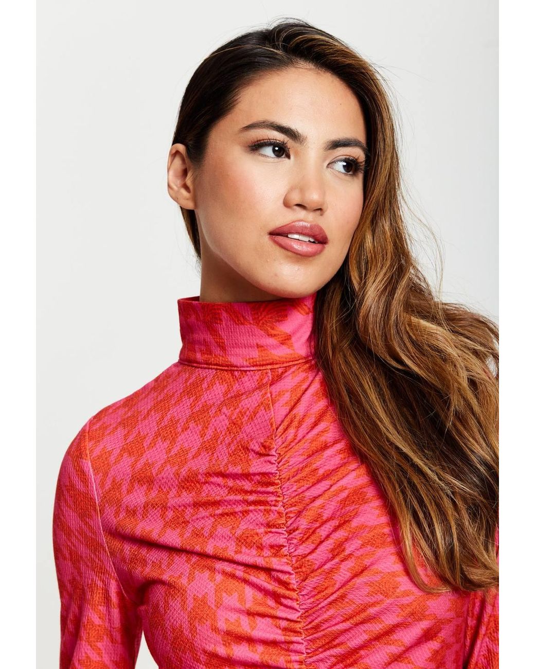 Liquorish Red Distorted Houndstooth Print Fitted Midi Dress W/ High Neck & Ruching Detail