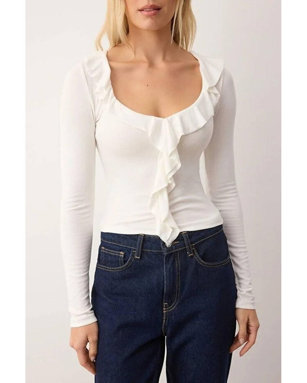 WOVCOR White Ruffle Detail Sweetheart Neck Fitted Knit Blouse