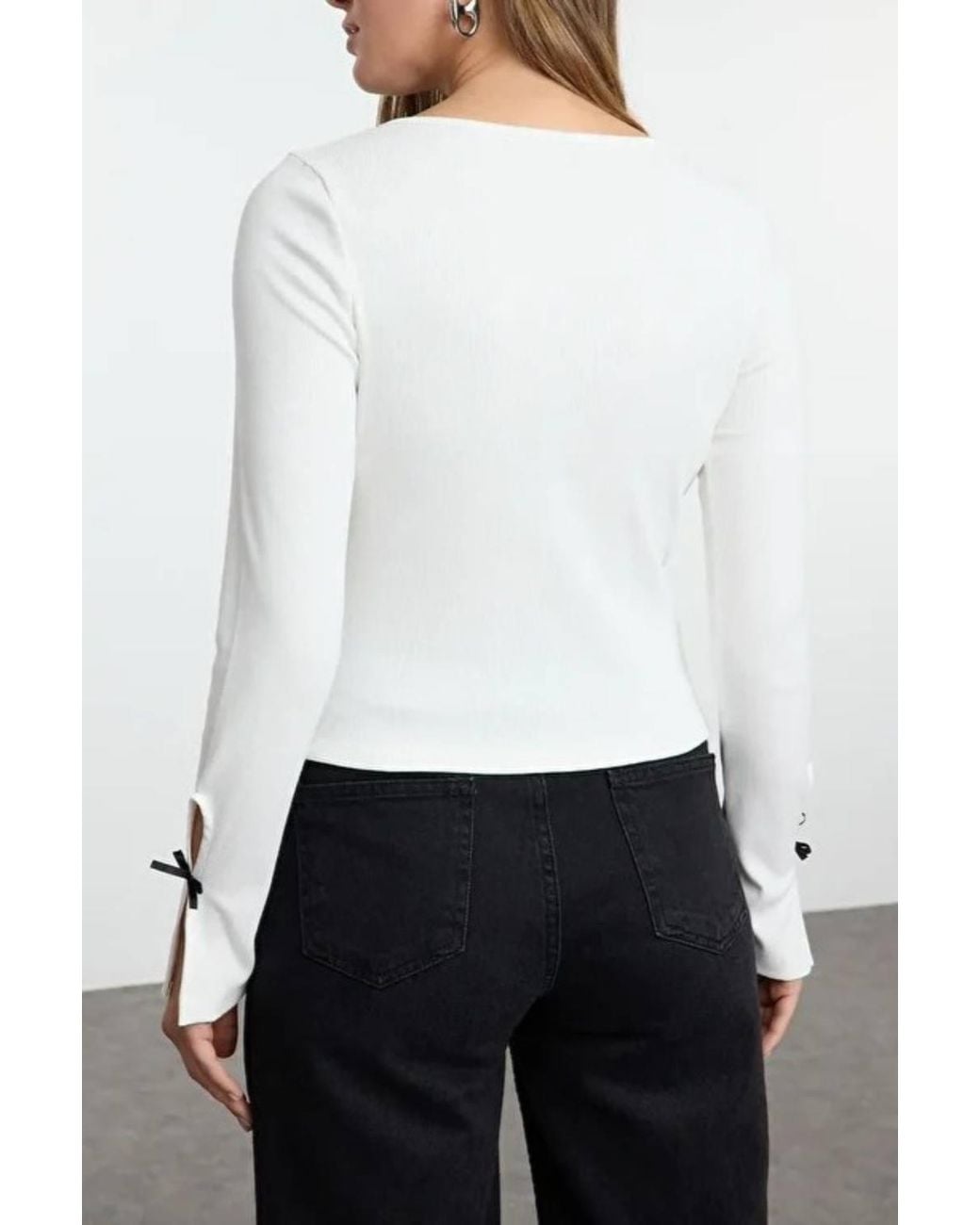WOVCOR White Bow Tie Crew Neck Knit Blouse W/ Cut-Out Detail