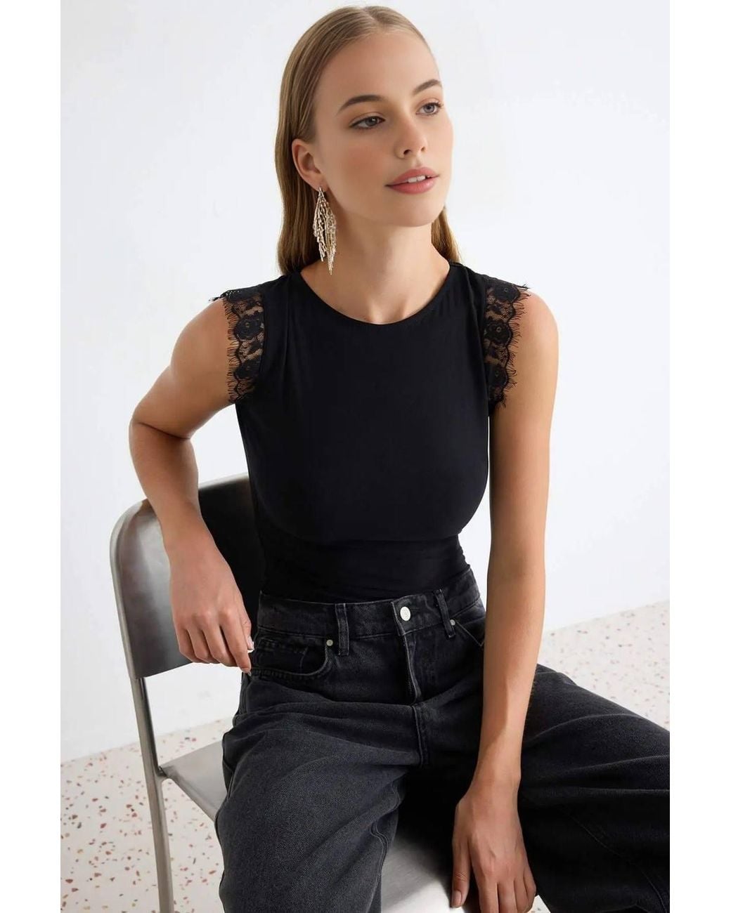 WOVCOR Black Crew Neck Sleeveless Fitted Body