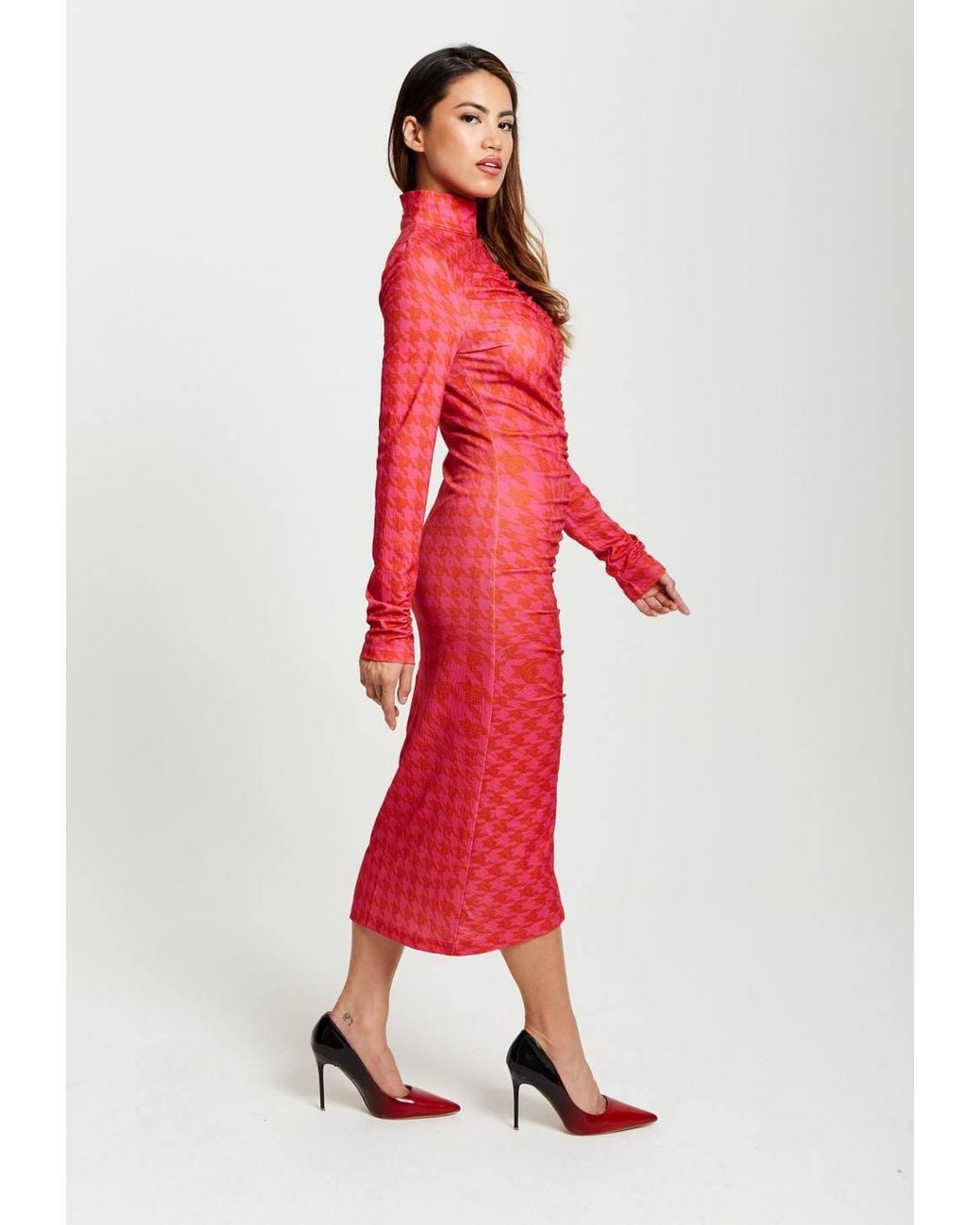 Liquorish Red Distorted Houndstooth Print Fitted Midi Dress W/ High Neck & Ruching Detail