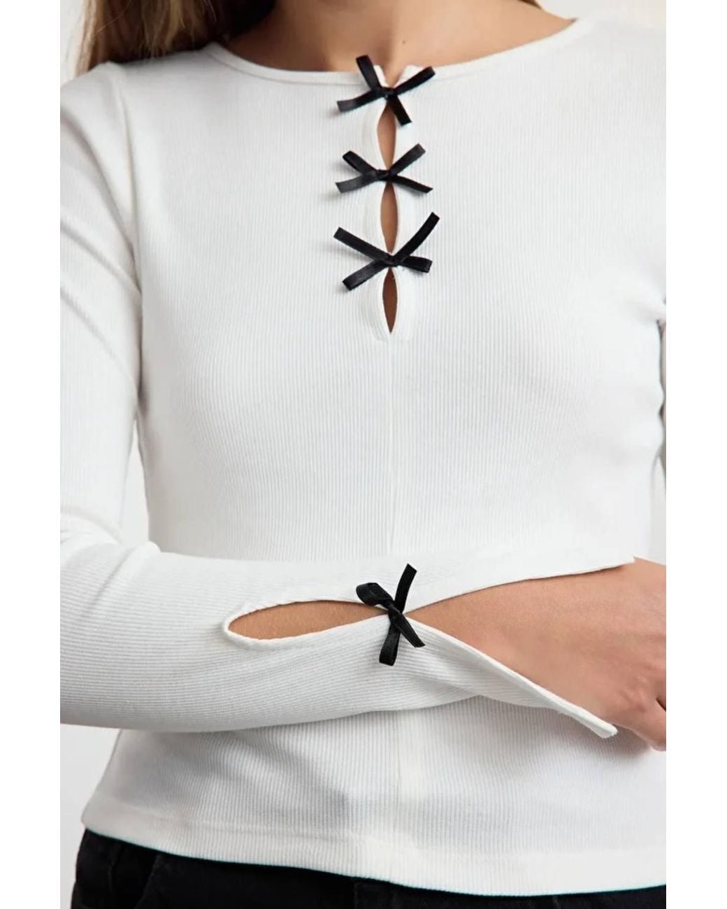 WOVCOR White Bow Tie Crew Neck Knit Blouse W/ Cut-Out Detail
