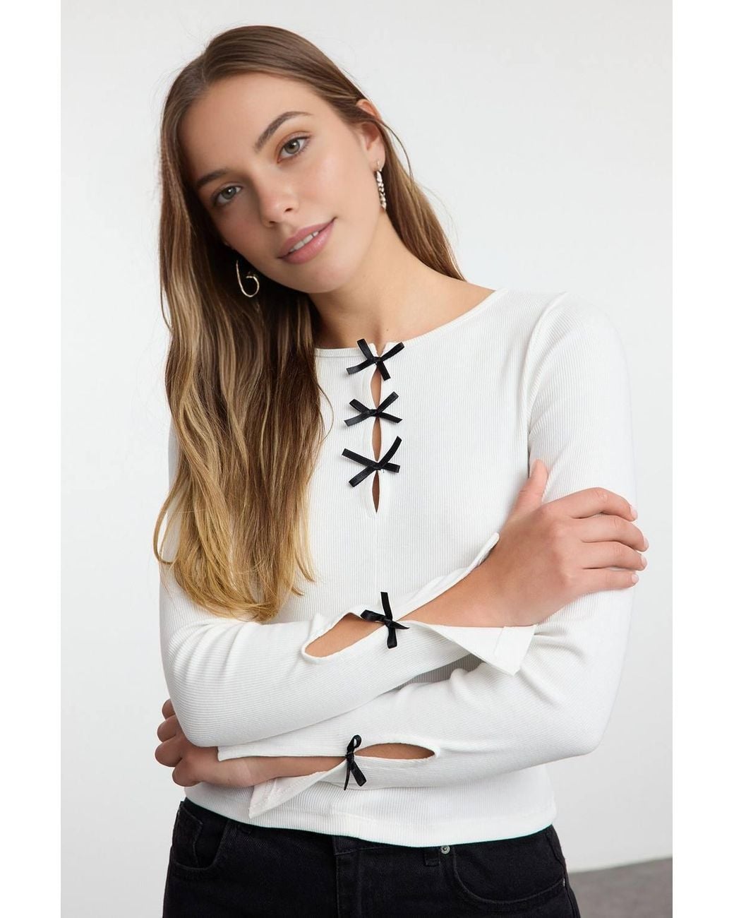 WOVCOR White Bow Tie Crew Neck Knit Blouse W/ Cut-Out Detail