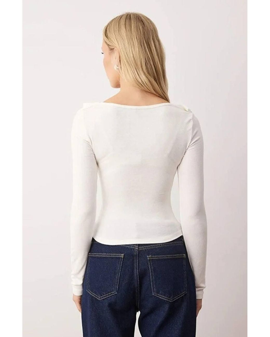 WOVCOR White Ruffle Detail Sweetheart Neck Fitted Knit Blouse