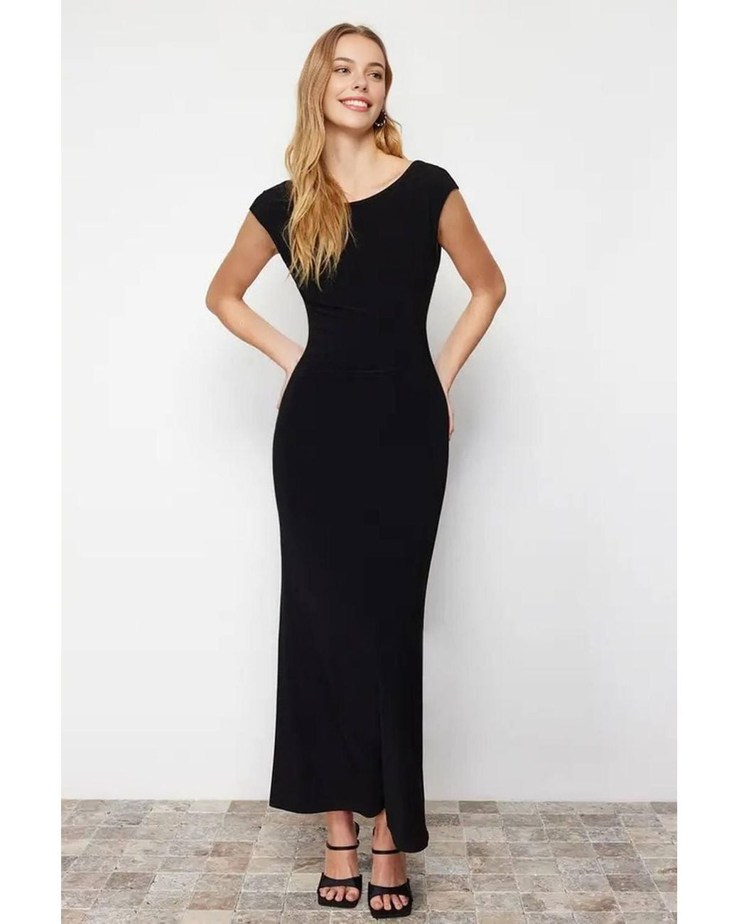 WOVCOR Black Sleeveless Contour Fit Maxi Dress W/ Clean Silhouette