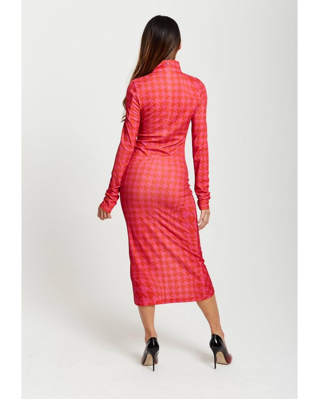 Liquorish Red Distorted Houndstooth Print Fitted Midi Dress W/ High Neck & Ruching Detail