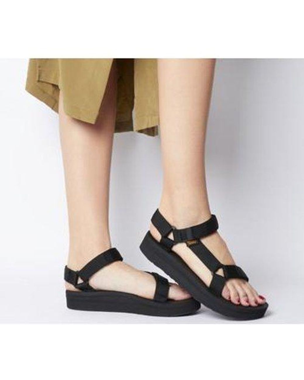 teva uo exclusive midform universal sandal