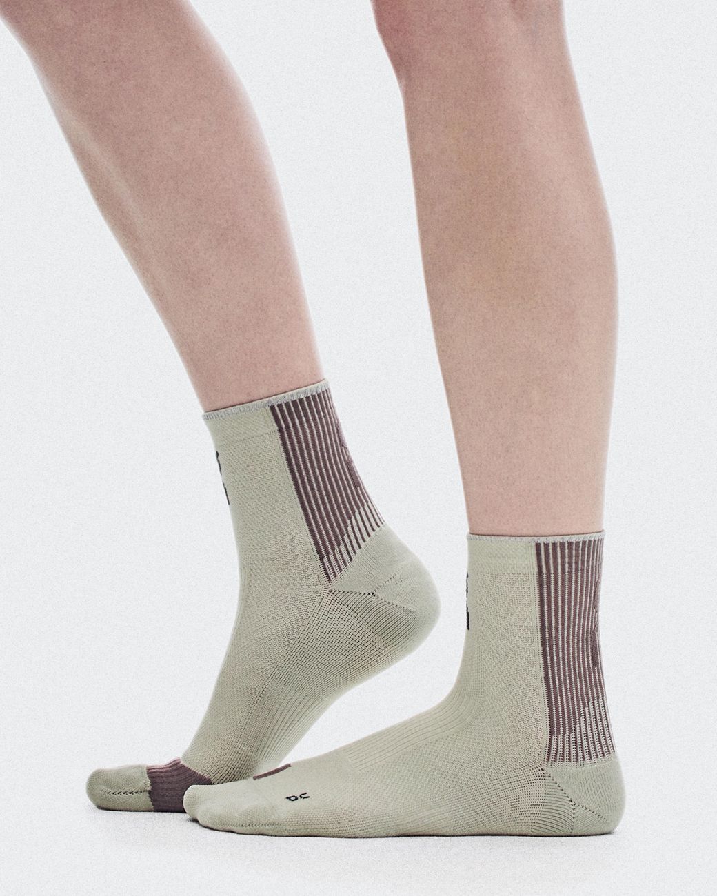 On Shoes White Performance Run Sock Mid
