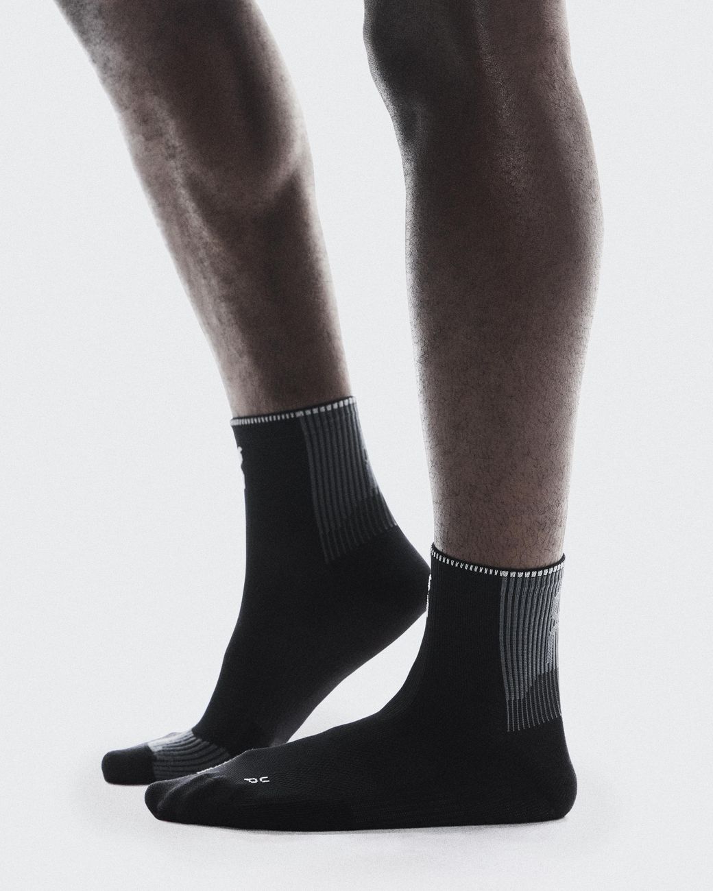 On Shoes Black Performance Run Sock Mid