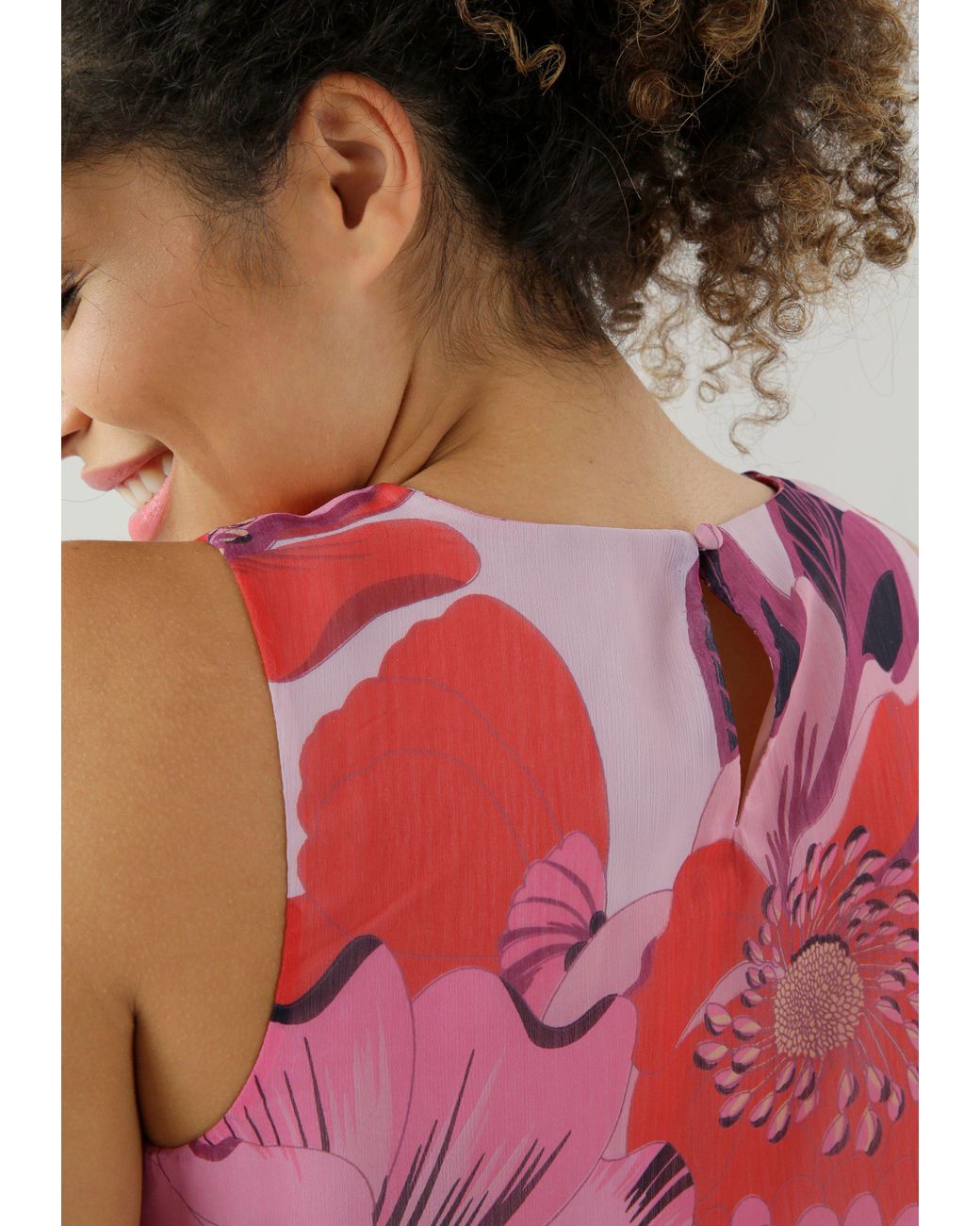 Pink mit | in DE Lyst großen Sommerkleid SELECTED Blüten Aniston bedruckt